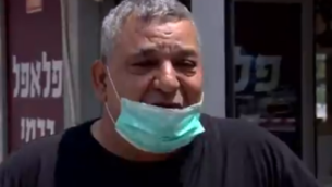 يوفال كارمي، صاحب محل فلافل في أشدود الذي تضرر عمله بشكل كبير جراء تفشي وباء كورونا، 19 أبريل، 2020. (screen capture: Channel 13)