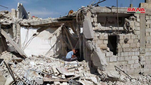 منزل أصيب بشظايا خلال غارة إسرائيلية مزعومة خارج دمشق، 27 أبريل 2020. (Syrian state media SANA)