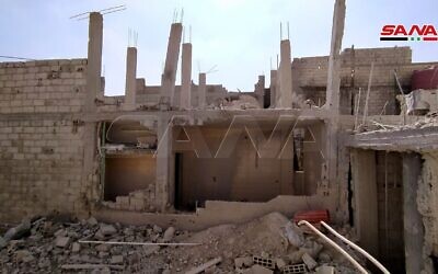منزل أصيب بشظايا خلال غارة إسرائيلية مزعومة خارج دمشق، 27 أبريل 2020. (Syrian state media SANA) منزل أصيب بشظايا خلال غارة إسرائيلية مزعومة خارج دمشق، 27 أبريل 2020. (Syrian state media SANA)