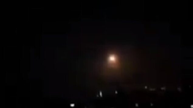 صاروخ مضاد للطائرات سوري تم إطلاقه في سماء دمشق، 27 أبريل، 2020. (screencapture/Twitter)