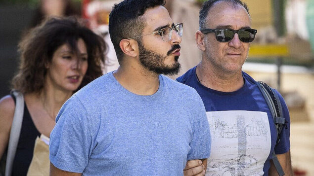 شمعون حيوت، الذي يسمى بـ’محتال تيندر’، خلال طرده من مدينة أثينا، اليونان، 1 يوليو 2019 (Tore KRISTIANSEN/various sources/AFP)