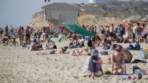 اشخاص يزورون الشاطئ في نتانيا، 18 مايو 2020. (JACK GUEZ / AFP)