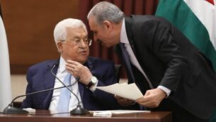 رئيس السلطة الفلسطينية محمود عباس (يسار) ورئيس وزراء حكومة السلطة الفلسطينية محمد اشتية في اجتماع للقيادة الفلسطينية في مدينة رام الله بالضفة الغربية، 19 مايو، 2020.(Alaa Badarneh/Pool/AFP)