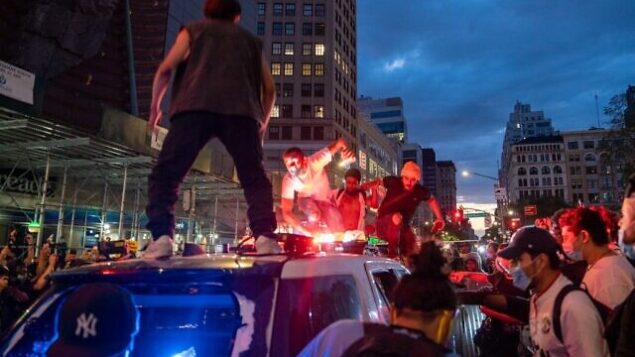 متظاهرون يقومون بتخريب سيارة شرطة في يونيون سكوير، في مدينة نيويورك، 30 مايو 2020 (David Dee Delgado/Getty Images/AFP) متظاهرون يقومون بتخريب سيارة شرطة في يونيون سكوير، في مدينة نيويورك، 30 مايو 2020 (David Dee Delgado/Getty Images/AFP)