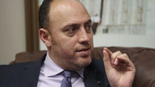 حسام زملط، المبعوث الفلسطيني إلى واشنطن، يتحدث خلال مقابلة مع وكالة أسوشيتد برس في واشنطن، 16 فبراير 2018. (AP Photo / Pablo Martinez Monsivais)