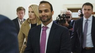 جورج بابادوبولوس، اليسار، مستشار حملة ترامب السابق الذي ادى الى فتح تحقيق روسيا، يتم توجيهه عند وصوله لأول ظهور له أمام محققي الكونغرس في مبنى كابيتول هيل في واشنطن، 25 أكتوبر 2018 (AP Photo / Carolyn Kaster)