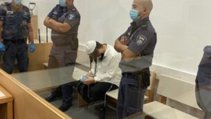 عميرام بن أوليئيل يجلس في محكمة اللد المركزية، 18 مايو 2020. (Jacob Magid/Times of Israel)
