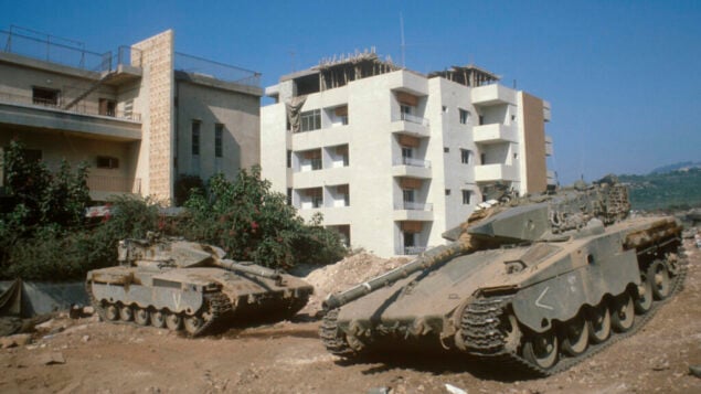دبابات الجيش الإسرائيلي بالقرب من منازل في مدينة صور بجنوب لبنان، 22 يوليو 1982 (Yossi Zamir / Flash90)