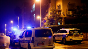 صورة توضيحية: عناصر الشرطة وطاقم طبي في موقع جريمة قتل-انتحار مشتبه بها في بتاح تكفا، 17 يناير 2020. (Roy Alima / Flash90)