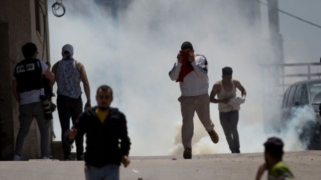 فلسطينيون يهربون من الغاز المسيل للدموع الذي أطلقه جنود إسرائيليون خلال اشتباكات في قرية يعبد في الضفة الغربية، 12 مايو 2020. (AP / Majdi Mohammed) فلسطينيون يهربون من الغاز المسيل للدموع الذي أطلقه جنود إسرائيليون خلال اشتباكات في قرية يعبد في الضفة الغربية، 12 مايو 2020. (AP / Majdi Mohammed)