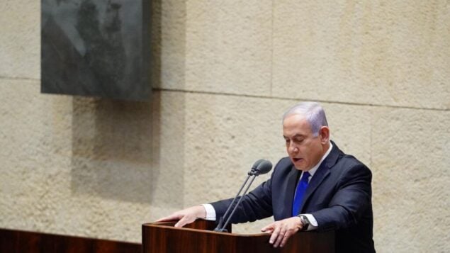 رئيس الوزراء بنيامين نتنياهو يقدم الحكومة الخامسة والثلاثين إلى الكنيست، 17 مايو 2020 (Knesset/Adina Veldman)