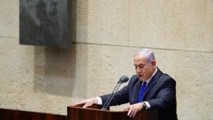 رئيس الوزراء بنيامين نتنياهو يقدم الحكومة الإسرائيلية ال35 للكنيست، 17 مايو، 2020.  (Knesset/Adina Veldman)