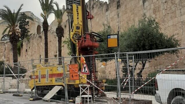 عمليات حفر تجريبية لمحطة قطار في البلدة القديمة بمدينة القدس، 9 مايو، 2020. (Emek Shaveh) عمليات حفر تجريبية لمحطة قطار في البلدة القديمة بمدينة القدس، 9 مايو، 2020. (Emek Shaveh)