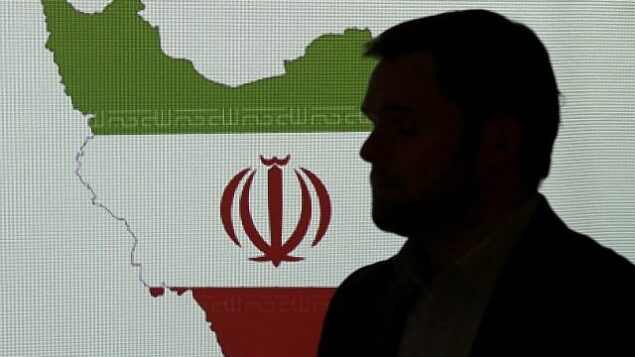 توضيحية: خبير أمن سيبراني يقف أمام خريطة لإيران خلال حديث مع صحافيين حول تقنيات القرصنة الإيرانية، 20 سبتمبر، 2017، في دبي، الإمارات العربية المتحدة. (AP/Kamran Jebreili)