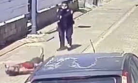 رجل يقتل برصاص ضابط شرطة خلال محاولة طعن على ما يبدو في وسط مدينة روش هاعين، 30 أبريل 2020. (Screen capture: Twitter)