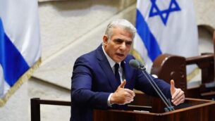 زعيم المعارضة يائير لابيد في الكنيست في جلسة تقديم الحكومة ال35 في 17 مايو، 2020. (Knesset/Adina Veldman)