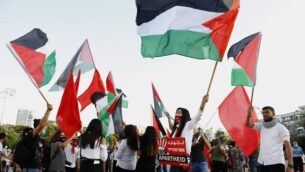 متظاهرون يحتشدون في ميدان رابين في تل أبيب في 6 يونيو، 2020، للاحتجاج على  خطة إسرائيل لضم أجزاء من الضفة الغربية. (JACK GUEZ / AFP)