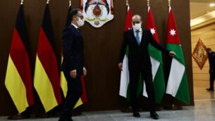 وزير الخارجية الأردني أيمن الصفدي (يمين) يستقبل نظيره الألماني هايكو ماس في العاصمة الأردنية عمان، 10 يونيو،  2020. ( Ahmad SHOURA / AFP)