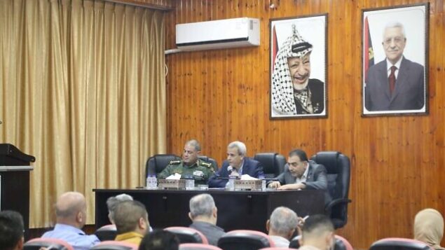 أعضاء المجلس الأعلى للطوارئ في قلقيلية يناقشون تفاصيل الارتفاع الجديد في عدد حالات الإصابة بفيروس كورونا في المحافظة، 2 يونيو، 2020. (Qalqilya Governorate Facebook)