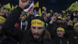 مناصرون للأمين العام لمنظمة حزب الله اللبنانية يرددون شعارات قبيل خطاب متلفز له في الضاحية الجنوبية لبيروت، لبنان، 5 يناير، 2020.(Maya Alleruzzo/AP)