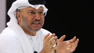 وزير الدولة الإماراتي للشؤون الخارجية أنور قرقاش يتحدث مع صحافيين في دبي، الإمارات، 18 يونيو، 2018.(AP/Jon Gambrell)