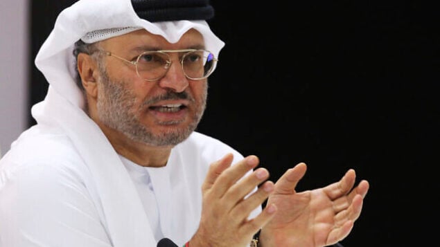 وزير الدولة الإماراتي للشؤون الخارجية أنور قرقاش يتحدث مع صحافيين في دبي، الإمارات، 18 يونيو، 2018.(AP/Jon Gambrell)