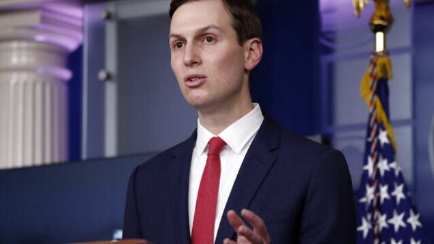 مستشار البيت الأبيض جاريد كوشنر يتحدث في البيت الأبيض، 2 أبريل، 2020.  (AP Photo/Alex Brandon)