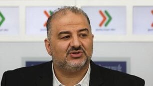 منصور عباس، من حزب القائمة العربية الموحدة، خلال مؤتمر صحفي بعد لقاء مع رئيس الدولة رؤوفين ريفلين في مقر رؤساء إسرائيل في القدس، 16 ابريل، 2019.(Noam Revkin Fenton/Flash90)