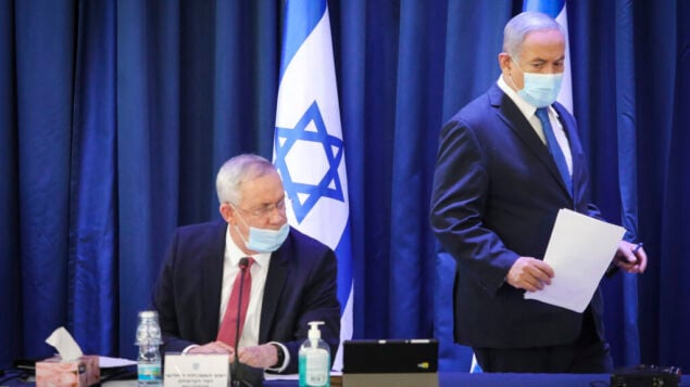 رئيس الوزراء بنيامين نتنياهو (يمين) ووزير الدفاع بيني غانتس، يحضران الاجتماع الأسبوعي للحكومة في القدس، 21 يونيو 2020 (Marc Israel Sellem/POOL)
