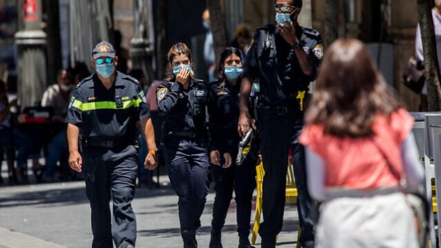 أفراد شرطة في شارع ’يافا’ وسط مدينة القدس،  30 يونيو،  2020.(Yonatan Sindel/Flash90)