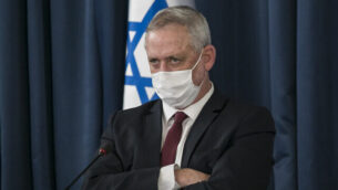 وزير الدفاع بيني غانتس في الجلسة الأسبوعية للحكومة في مبنى وزارة الخارجية، 28 يونيو، 2020.(Olivier Fitoussi/Flash90)