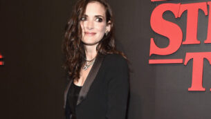 الممثلة الأمريكية فينونا رايد تشارك في العرض الأول لمسلسل نتفليكس ’Stranger Things’، في استديوهات ’ماك سينيت’ في 11 يوليو، 2016 في لوس أنجلوس بولاية كاليفورنيا.  (Alberto E. Rodriguez/Getty Images/File)