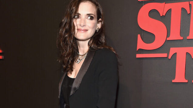 الممثلة الأمريكية فينونا رايد تشارك في العرض الأول لمسلسل نتفليكس ’Stranger Things’، في استديوهات ’ماك سينيت’ في 11 يوليو، 2016 في لوس أنجلوس بولاية كاليفورنيا.  (Alberto E. Rodriguez/Getty Images/File)