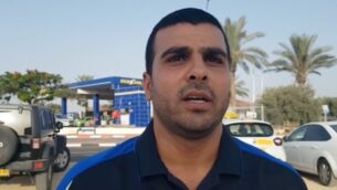 لقطة شاشة من فيديو لسائق التاكسي العربي الإسرائيلي إسماعيل بسيس الذي تعرض لاعتداء من قبل رجلين من بني براك لكونه عربي (Ynet)