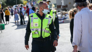إسرائيليون يضعون الأقنعة الواقية في سوق محلي في مدينة صفد شمالي إسرائيل، 24 يونيو، 2020. (David Cohen/Flash90)