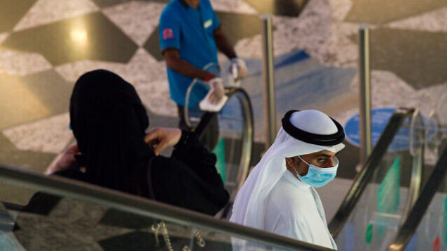 توضيحية: رجل وسيدة إماراتيان في ’مول الإمارات’ في دبي، الإمارات العربية المتحدة، مع بدء البلاد بتخفبف القيود المفروضة لمكافحة فيروس كورونا، 27 مايو، 2020. (AP Photo/Jon Gambrell) توضيحية: رجل وسيدة إماراتيان في ’مول الإمارات’ في دبي، الإمارات العربية المتحدة، مع بدء البلاد بتخفبف القيود المفروضة لمكافحة فيروس كورونا، 27 مايو، 2020. (AP Photo/Jon Gambrell)
