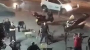 مشجعو فريق ’مكابي تل أبيب’ لكرة القدم يقومون بأعمال شغب في يافا (YouTube screenshot)