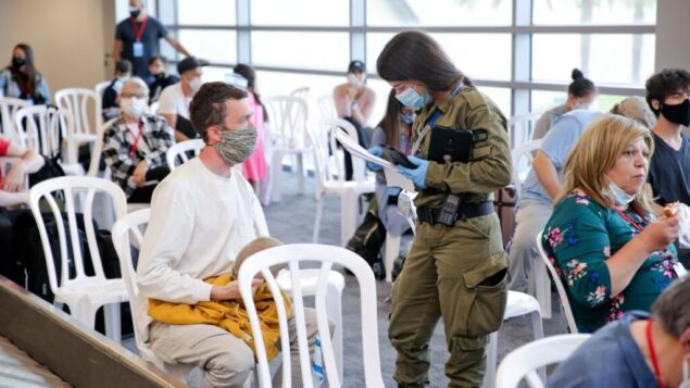 مهاجرين جدد يصلون إلى مطار بن غوريون، 9 يونيو 2020 (Courtesy Nefesh B'Nefesh / Yonit Schiller)