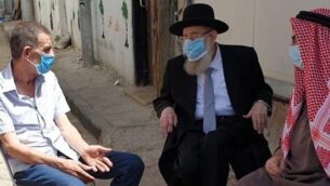 الحاخام الأشكنازي الأكبر لمدينة القدس، أرييه شتيرين (وسط)، يتحدث مع أفراد عائلة إياد الحلاق خلال زيارة قام بها للعائلة لتقديم تعازيه، 2 يونيو، 2020. (Courtesy: Jerusalem Municipality)