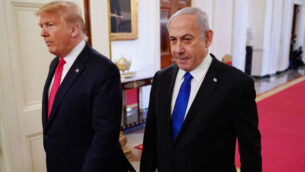 الرئيس الأمريكي دونالد ترامب ورئيس الوزراء الإسرائيلي بنيامين نتنياهو يصلان للإعلان عن خطة ترامب للسلام في الشرق الأوسط، في البيت الأبيض، 28 يناير2020. (Mandel Ngan/AFP via Getty Images via JTA)