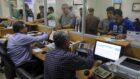 فلسطينيون يتلقون مساعدات مالية من قطر في مكتب بريد في مدينة غزة، 27 يونيو 2020. (Mahmud Hams/AFP)