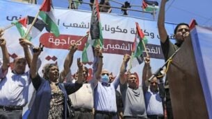 زعيم حماس يحيى السنوار (الرابع من اليسار) يشارك في مسيرة بينما دعا الفلسطينيون إلى ’يوم غضب’ للاحتجاج على خطة إسرائيل لضم أجزاء من الضفة الغربية، في مدينة غزة، 1 يوليو 2020. (MAHMUD HAMS / AFP)