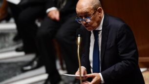 وزير الشؤون الأوروبية والخارجية الفرنسي جان إيف لودريان يحضر جلسة أسئلة للحكومة في الجمعية الوطنية الفرنسية في باريس، 8 يوليو 2020 (Christophe ARCHAMBAULT / AFP)