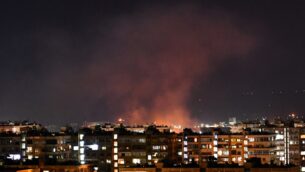 الدخان يتصاعد بعد غارة جوية إسرائيلية مزعومة استهدفت جنوب دمشق، سوريا، 20 يوليو 2020 (AFP)