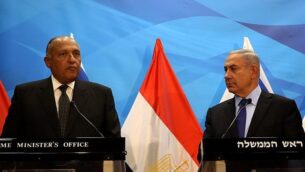 رئيس الوزراء بنيامين نتنياهو يلتقي بوزير الخارجية المصري سامح شكري في ديوان رئيس الوزراء في القدس، الأحد، 10 يوليو، 2016. (AFP PHOTO/GALI TIBBON)