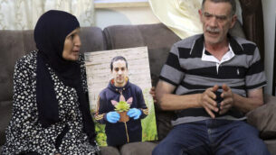 خيري ورنا الحلاق، والدا إياد الحلاق، شاب فلسطيني مصاب بالتوحد قُتل بنيران الشرطة الإسرائيلية، يتحدثان خلال مقابلة في القدس، 3 يونيو، 2020. (Mahmoud Illean/AP)