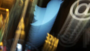 في هذه الصورة التي تم التقاطها في 6 نوفمبر، 2013، يظهر شعار ’تويتر’. على منشور هاتف محدث على أرضية بورصة نيويورك. (AP/Richard Drew)