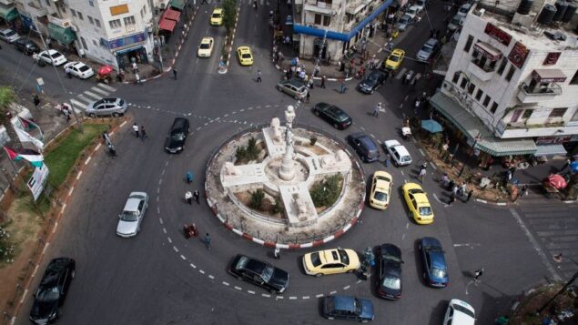 صورة توضيحية: سيارات تمر وسط رام الله (Ilia Yefimovich/Getty Images/JTA) صورة توضيحية: سيارات تمر وسط رام الله (Ilia Yefimovich/Getty Images/JTA)