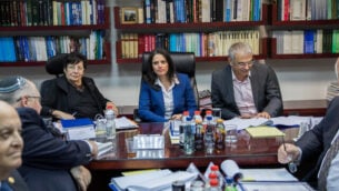 وزيرة العدل حينذاك أييليت شاكيد (وسط الصورة) مع رئيسة المحكمة العليا حينذاك ميريام ناؤور (من اليسار) ووزير المالية حينذاك موشيه كحلون في اجتماع للجنة تعيين القضاة في وزارة العدل بالقدس، 22 فبراير، 2017. (Yonatan Sindel/Flash 90)