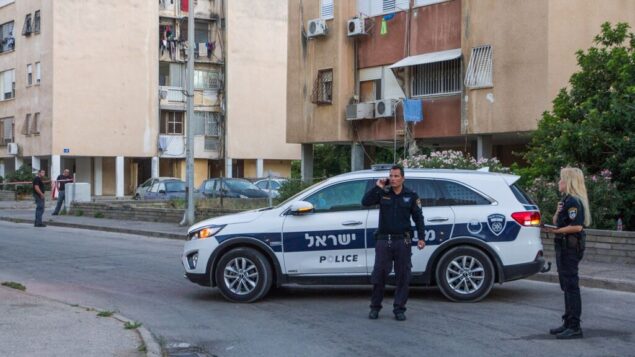 صورة توضيحية: عناصر شرطة في موقع قتل مفترض في حيفا حيث تم العثور على سيدة مقتلوة في 10 يونيو 2018 (Meir Vaknin/Flash90)